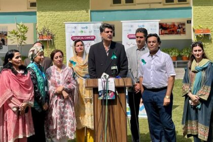 ایچ پی وی ویکسین - وزیرِ مملکت کا اسکول میں ویکسین مہم کا دورہ