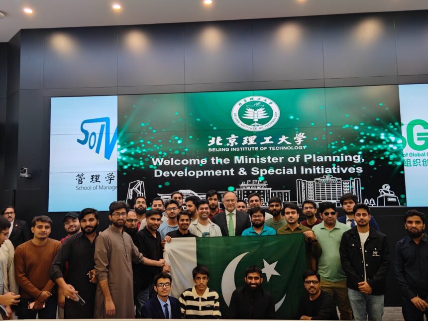 نوجوانوں سے خطاب - نوجوانوں کے مستقبل کے لیے وزیر کا پیغام