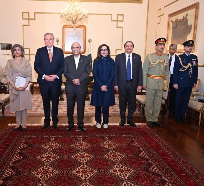 نیدرلینڈز کے سفیر - نیدرلینڈز کے سفیر نے صدر کو اسناد پیش کیں