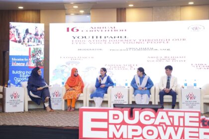 تعلیمی سفر - تعلیم کا سفر نوجوانوں کی آنکھوں میں