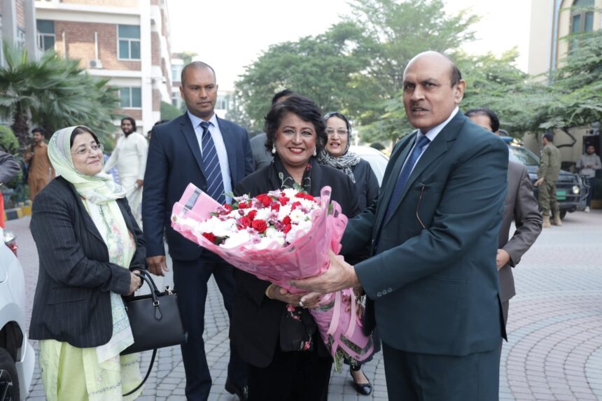 بی بی امینہ - سابق صدر بی بی امینہ کا یونیورسٹی آف لاہور کا دورہ