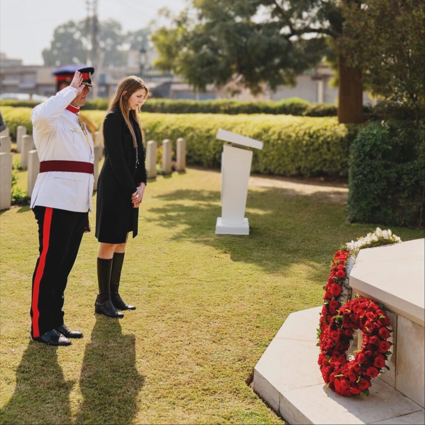 خراجِ عقیدت - برطانوی ٹیموں نے شہداء کو خراج عقیدت پیش کیا