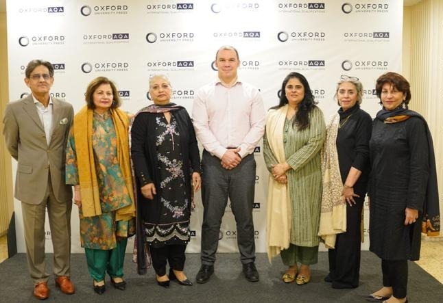 تنقیدی سوچ - آکسفورڈ اے کیو اے نے تنقیدی سوچ کی تربیت شروع کی