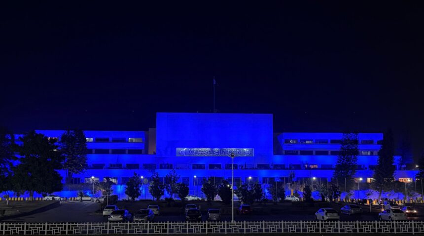 بچوں کے حقوق - بچوں کے حقوق کے لیے ملک بھر میں عمارتیں نیلی ہوئیں