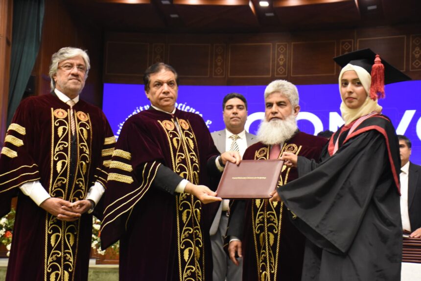 کپیٹل یونیورسٹی کنووکیشن - کپیٹل یونیورسٹی میں ایک ہزار تین سو تئیس فارغ التحصیل