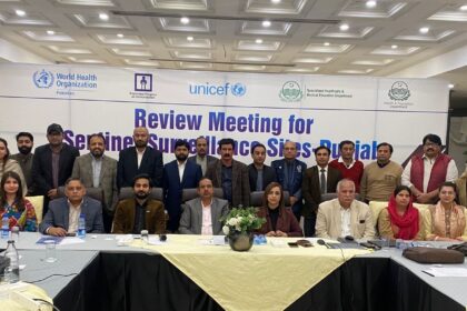 صحت نگرانی - صحت نگرانی مراکز کے جائزے میں ٹیکہ کاری کا کردار