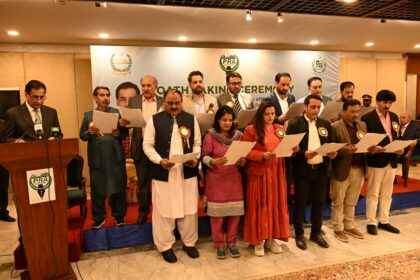 پیرلیمانی صحافت - پیرلیمانی صحافیوں کی انجمن کے نئے عہدیداروں نے حلف اٹھایا