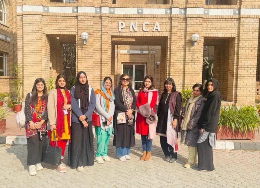 نمائش آتش - شعبۂ فنونِ لطیفہ کے طلبہ نے نمائش آتش کا معائنہ کیا