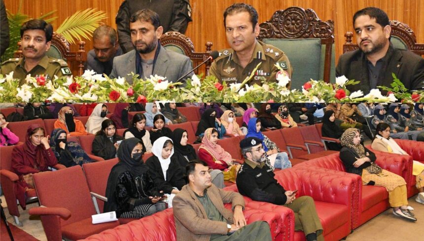 ٹریفک آگاہی - ٹریفک آگاہی سیشن میں طلبہ کو حفاظتی ہدایات