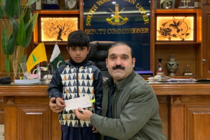 امدادی چیک - ڈپٹی کمشنر نے زخمی خاندانوں میں امدادی چیکس فراہم کیے