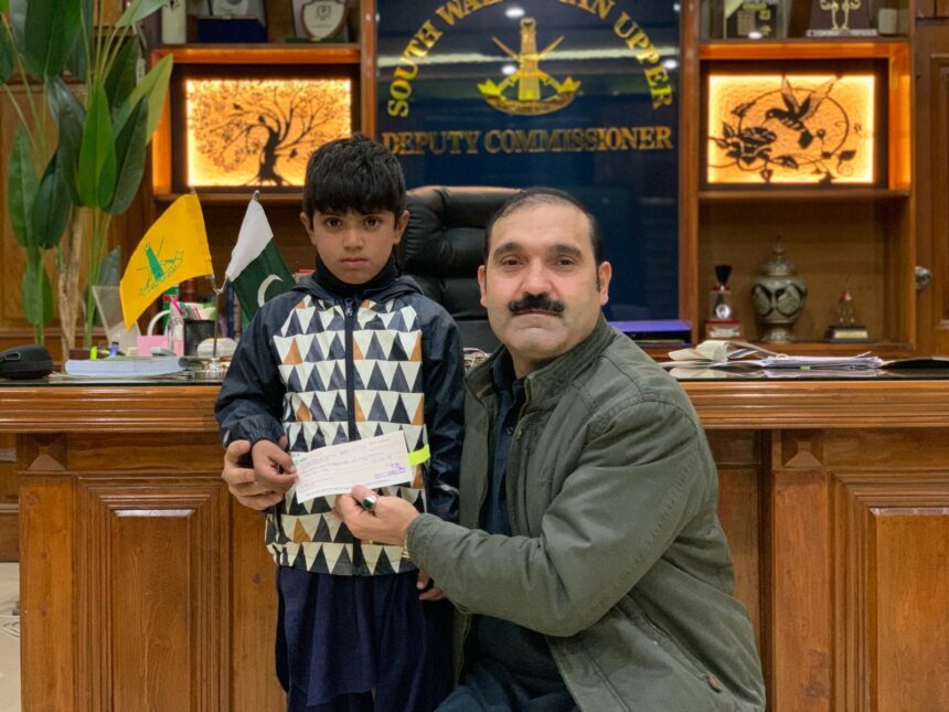 امدادی چیک - ڈپٹی کمشنر نے زخمی خاندانوں میں امدادی چیکس فراہم کیے