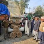 اخروٹ کی چھال - موٹر وے کے قریب اخروٹ کی چھال سے لدی گاڑی ضبط