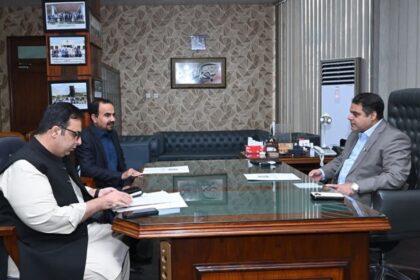 تعلیمی بورڈ راولپنڈی - کمشنر راولپنڈی نے تعلیمی بورڈ کا اچانک معائنہ کیا