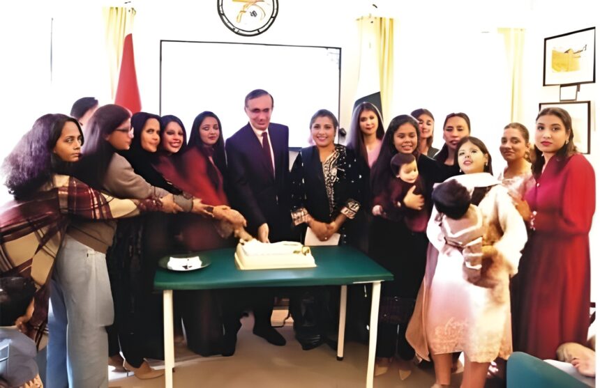 کرسمس کیک - ڈنمارک میں پاکستانی سفارت خانے کا کرسمس کیک پروگرام