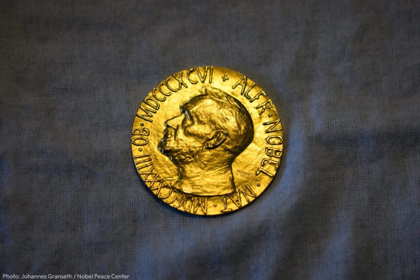 نوبیل امن انعام - نوبیل امن انعام یافتہ کو سنہری تمغہ اور ڈپلومہ