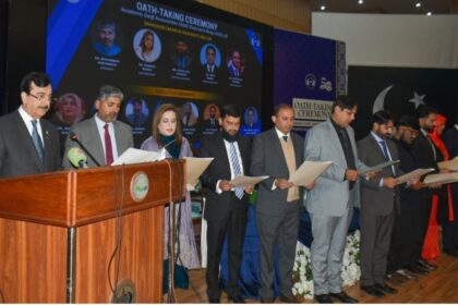 اساتذہ - اساتذہ تعلیمی نظام کی ریڑھ کی ہڈی ہیں