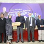 قائد اعظم یونیورسٹی - قائد اعظم یونیورسٹی میں طلبہ کو لیپ ٹاپ تقسیم