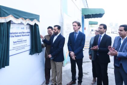 شمسی نظام - وفاقی وزیر صحت نے ایک میگاواٹ شمسی نظام کا افتتاح کیا