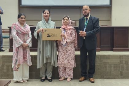 لیپ ٹاپ اسکیم - فیڈرل اردو یونیورسٹی کے ۳۹۰ طلبہ کو لیپ ٹاپ تقسیم