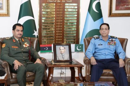 لیبی نائب کمانڈر - لیبی افواج کے نائب کمانڈر کی فضائی سربراہ سے ملاقات