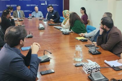 جان کیزر - امریکی مصنف جان کیزر کا ادارہ برائے علاقائی مطالعات کا دورہ