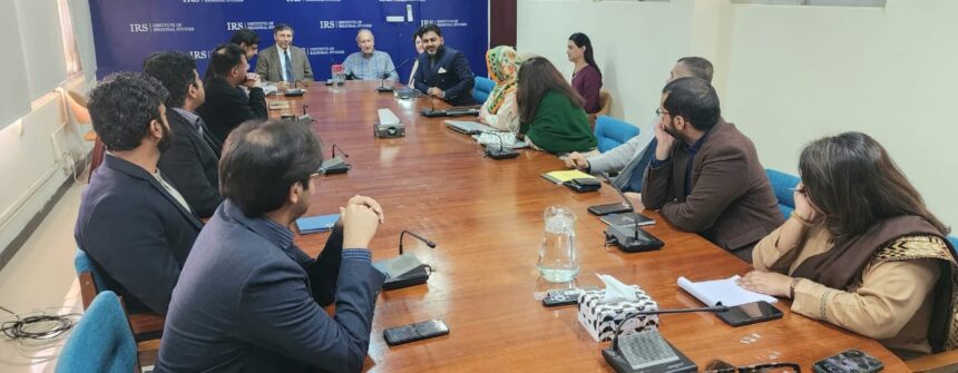 جان کیزر - امریکی مصنف جان کیزر کا ادارہ برائے علاقائی مطالعات کا دورہ