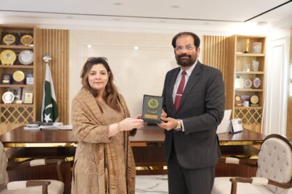 معادلت سرٹیفیکیٹ - پارلیمانی سیکرٹری کا انٹر بورڈز کمیشن کا دورہ