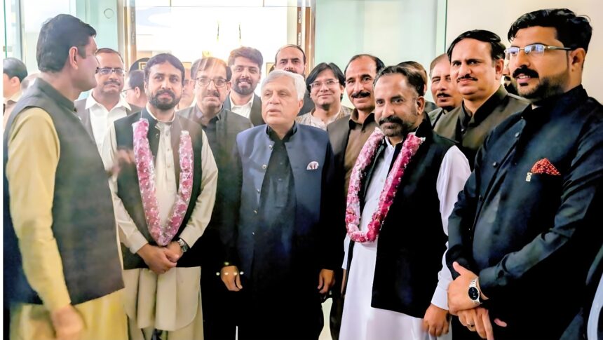 افسران عمرہ - صحرائی زرعی یونیورسٹی کے دو افسران عمرہ کیلئے روانہ