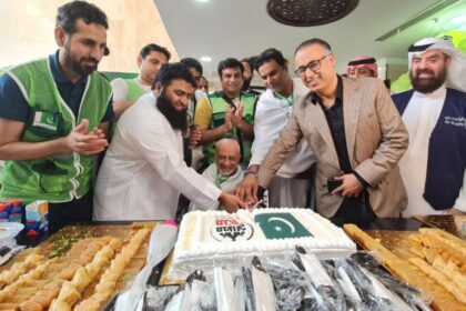 پاکستانی عازمین حج - مکہ میں پاکستانی حاجیوں کا گرمجوش استقبال