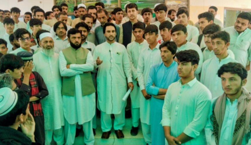 بنّو بورڈ ملازمین - بنّو بورڈ ملازمین کا قائم مقام چیئرمین کے خلاف احتجاج