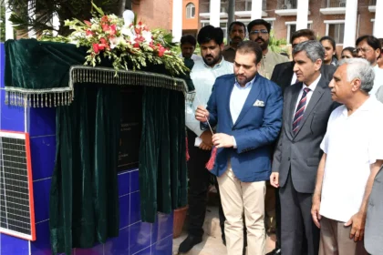 وزیر زراعت پنجاب پی ایم اے ایس اے اے یو آر راولپنڈی میں سولرائزیشن منصوبے کا افتتاح کرتے ہوئے