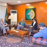 اسلام آباد میں اسحاق ڈار سے ملاقات کرتی برطانوی ہائی کمشنر جین میریٹ