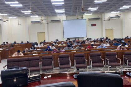 اسکالرشپ ٹیسٹ میں شریک طلبہ کی تصویر