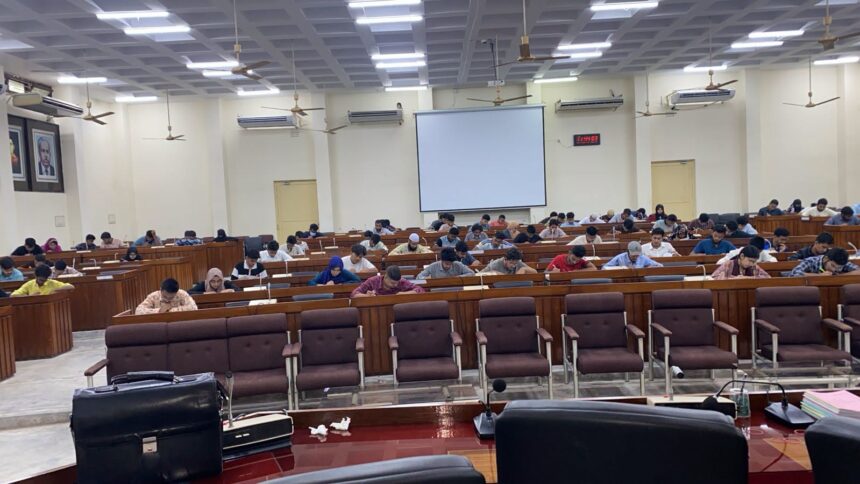 اسکالرشپ ٹیسٹ میں شریک طلبہ کی تصویر
