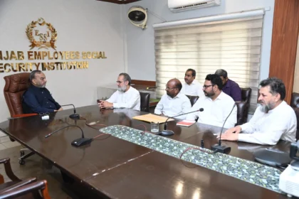 نیشنل لیبر فیڈریشن پاکستان کا وفد صوبائی وزیر محنت پنجاب سے ملاقات کر رہا ہے