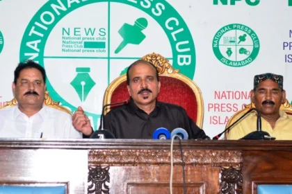 زبیر احمد جرال اسلام آباد میں پریس کانفرنس کرتے ہوئے