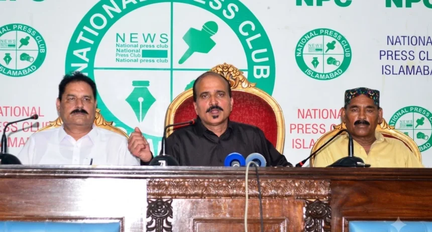 زبیر احمد جرال اسلام آباد میں پریس کانفرنس کرتے ہوئے