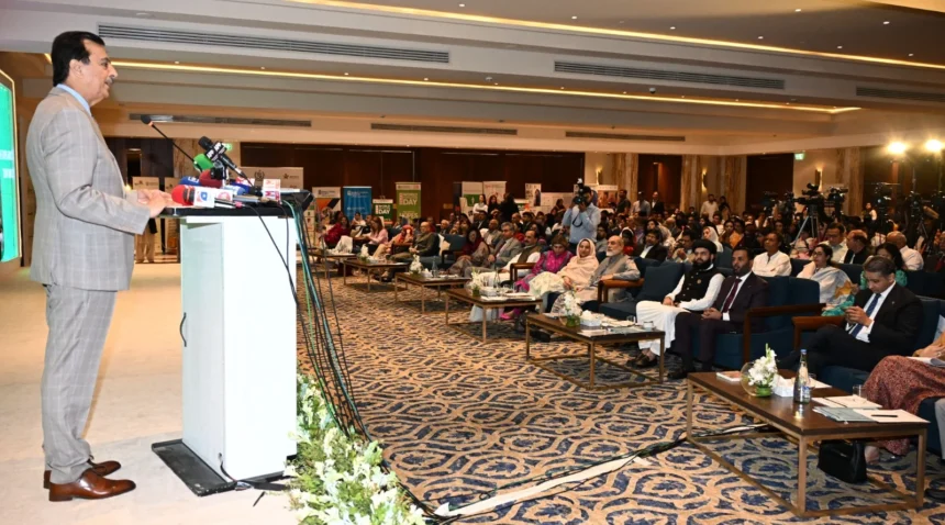 چیئرمین سینیٹ سید یوسف رضا گیلانی اسلام آباد میں عالمی یوم آبادی 2026 کی تقریب سے خطاب کر رہے ہیں