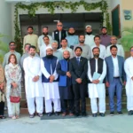 ایچ ای سی ریجنل سینٹر پشاور میں ریسرچ جرنلز پالیسی کے اورینٹیشن سیشن کے شرکا کا گروپ فوٹو