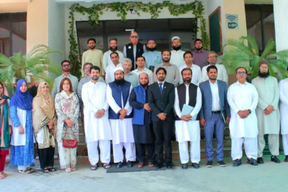 ایچ ای سی ریجنل سینٹر پشاور میں ریسرچ جرنلز پالیسی کے اورینٹیشن سیشن کے شرکا کا گروپ فوٹو