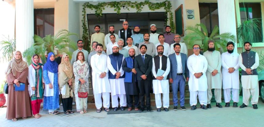 ایچ ای سی ریجنل سینٹر پشاور میں ریسرچ جرنلز پالیسی کے اورینٹیشن سیشن کے شرکا کا گروپ فوٹو