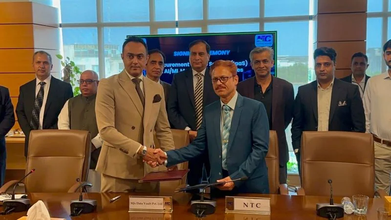 ڈیٹا والٹ پاکستان اور این ٹی سی کے درمیان سوورن اے آئی خدمات کے معاہدے کی دستخطی تقریب