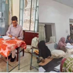 چیئرمین تعلیمی بورڈ راولپنڈی چکوال کے مارکنگ سینٹر کا معائنہ کرتے ہوئے