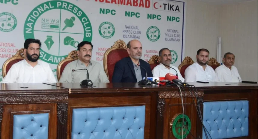 سردار حسن ابراہیم نیشنل پریس کلب اسلام آباد میں میڈیا سے گفتگو کرتے ہوئے