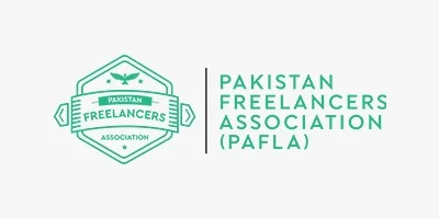 پاکستانی فری لانسرز لیپ ٹاپ پر ڈیجیٹل کام کرتے ہوئے