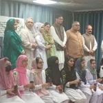 اسلام آباد میں وومن ویلفیئر اینڈ ڈویلپمنٹ سینٹر میں شجرکاری مہم کے دوران مہمان پودا لگا رہے ہیں