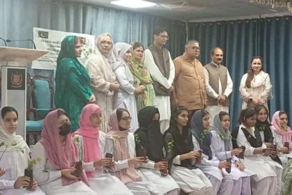 اسلام آباد میں وومن ویلفیئر اینڈ ڈویلپمنٹ سینٹر میں شجرکاری مہم کے دوران مہمان پودا لگا رہے ہیں
