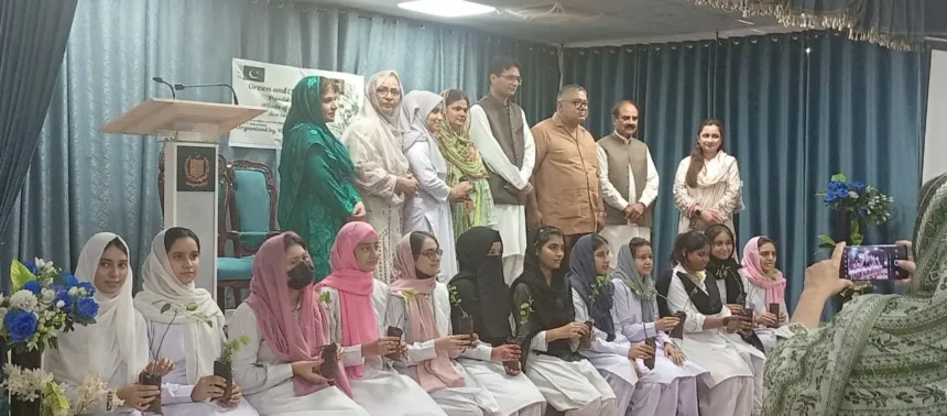 اسلام آباد میں وومن ویلفیئر اینڈ ڈویلپمنٹ سینٹر میں شجرکاری مہم کے دوران مہمان پودا لگا رہے ہیں