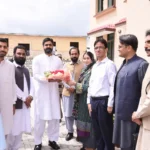 ڈپٹی کمشنر ایبٹ آباد کیپٹن ریٹائرڈ سرمد سلیم کامسیٹس ایبٹ آباد میں طلبہ کے پراجیکٹس کا معائنہ کرتے ہوئے