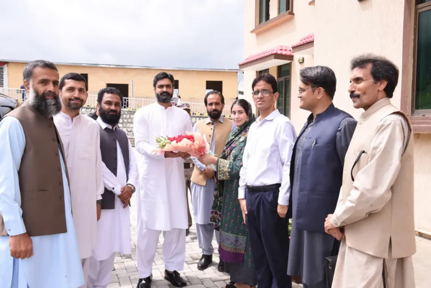 ڈپٹی کمشنر ایبٹ آباد کیپٹن ریٹائرڈ سرمد سلیم کامسیٹس ایبٹ آباد میں طلبہ کے پراجیکٹس کا معائنہ کرتے ہوئے